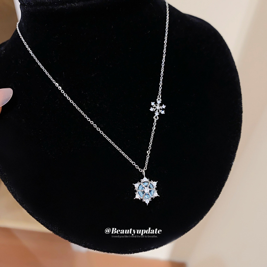 Layered Pendant Necklace Aesthetic - きらめく氷の結晶をモチーフにしたスノーフレークペンダントネックレス。ブルージルコンの石を使用し、Y字型のレイヤーチェーンが特徴。冬の美しさを表現したジュエリーで、彼女へのプレゼントに最適。