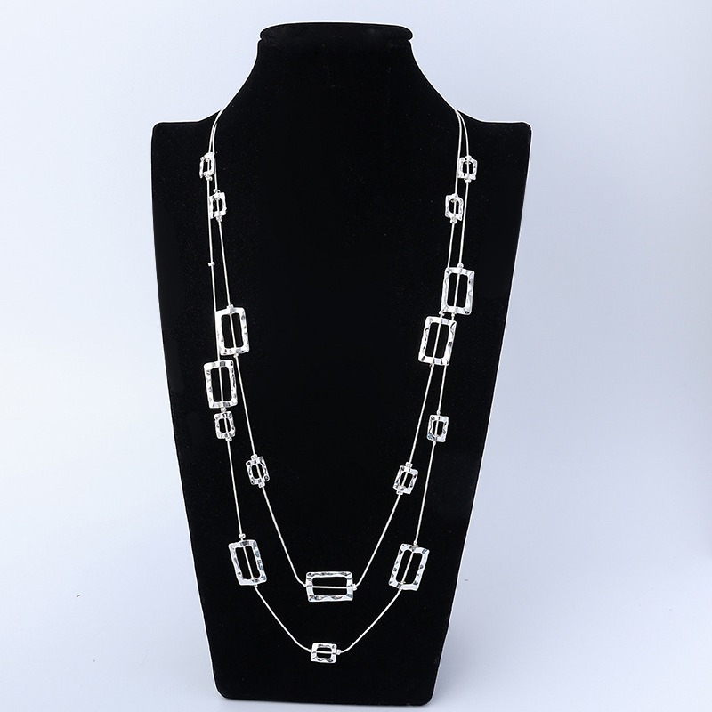 Layered Pendant Necklace Aesthetic - 重ね付けできるロングチェーンネックレス。ハンマーで加工された長方形の幾何学模様のチャームが特徴。レトロな雰囲気で、セーターに合わせるアクセサリーとして、女性のファッションに最適。