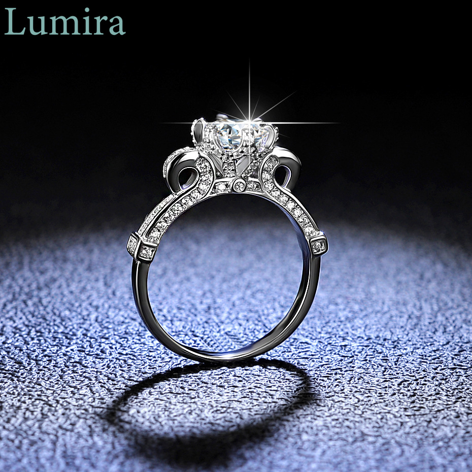 ルミラ クラシック シックスプロング 1カラット モアサナイ - Moissanite Engagement Ring 1 Carat のレビューと価格