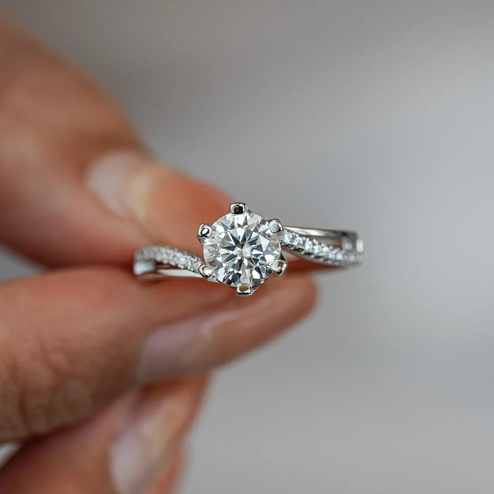 ルミラ スパークリング ツイストアーム モアッサナイト プラ - Moissanite Engagement Ring 1 Carat のレビューと価格
